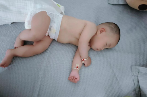 阿拉尔宝宝睡觉爱翻身